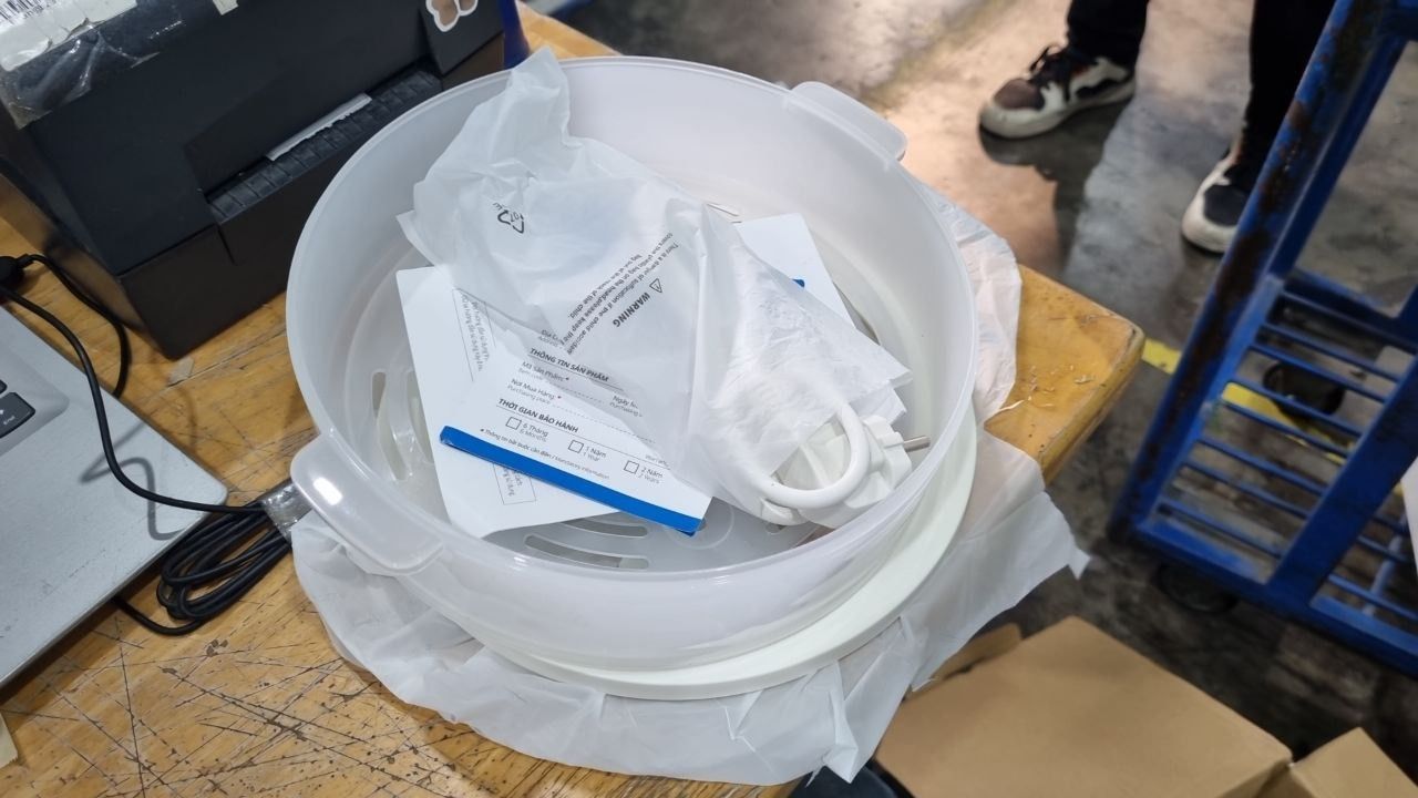 Nồi điện đa năng Locknlock Electric Multipot EJP124IVY - Tay cầm cách nhiệt - Nắp trong suốt - Chống dính - Đường kính 23cm - Dung tích 3L - 220V, 50Hz, 1000W - Màu ngà - Hàng chính hãng