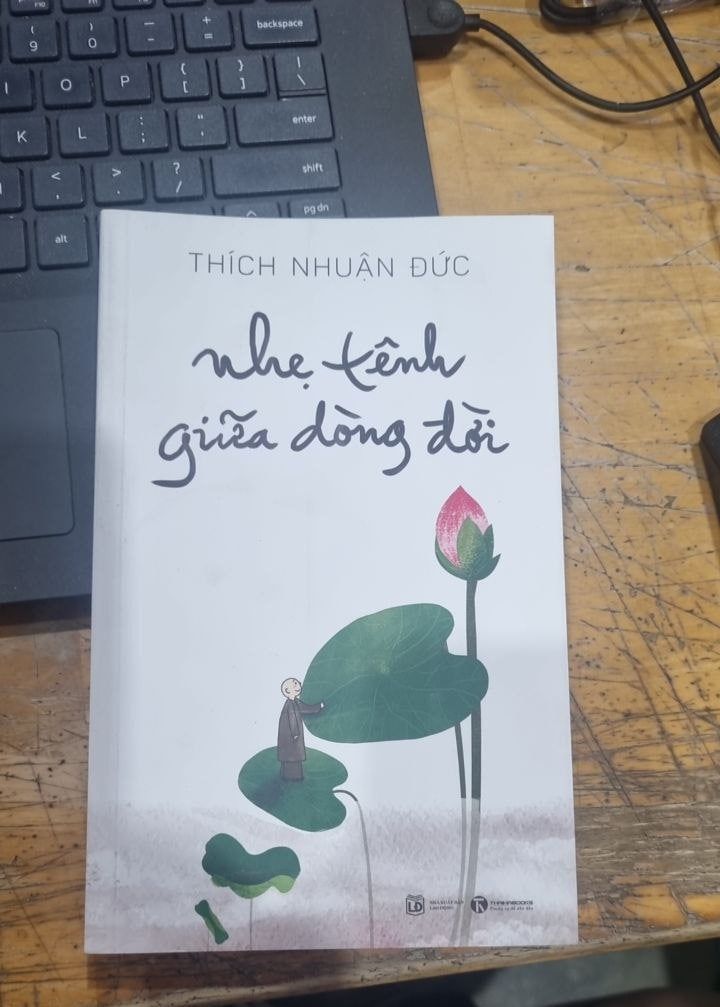 Nhẹ Tênh Giữa Dòng Đời