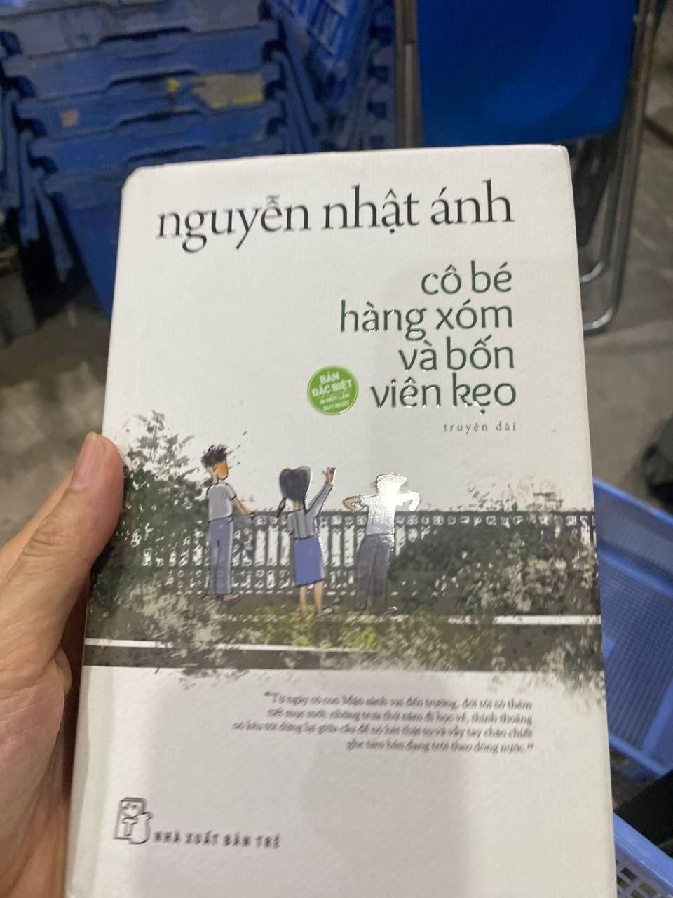 Sách Cô Bé Hàng Xóm Và Bốn Viên Kẹo (Nguyễn Nhật Ánh) - 2 phiên bản & quà tặng kèm - Bìa Cứng