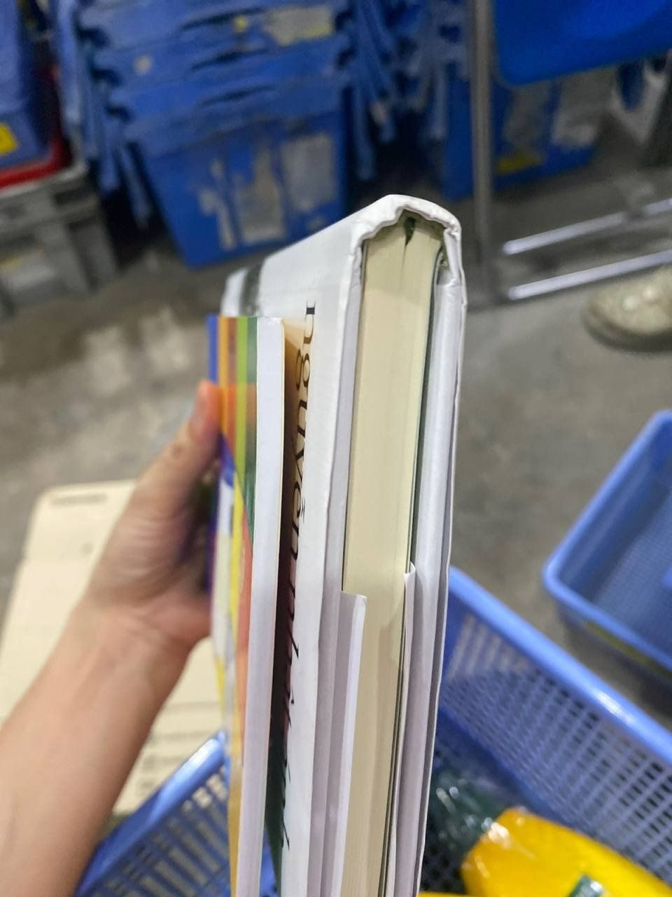 Sách Cô Bé Hàng Xóm Và Bốn Viên Kẹo (Nguyễn Nhật Ánh) - 2 phiên bản & quà tặng kèm - Bìa Cứng