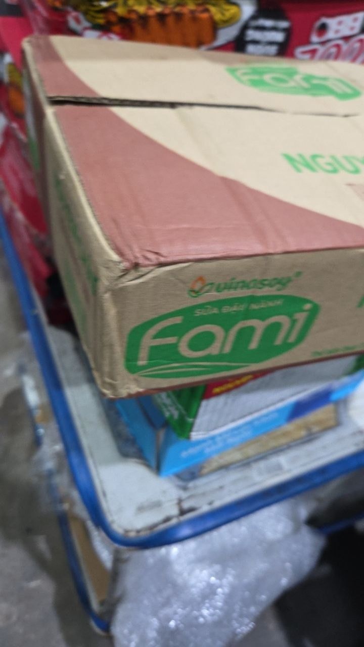 Thùng Sữa Đậu Nành Vinasoy Fami Nguyên Chất Vị Đường Đen (200ml x 36 Hộp)