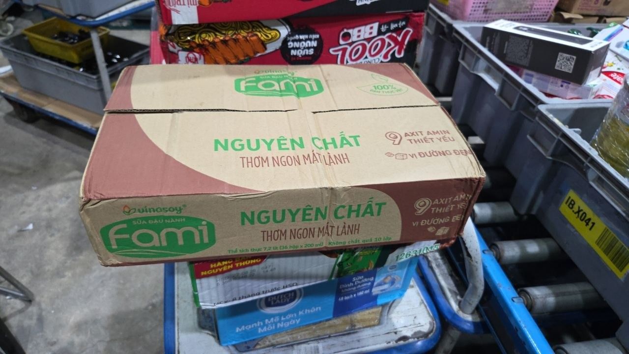 Thùng Sữa Đậu Nành Vinasoy Fami Nguyên Chất Vị Đường Đen (200ml x 36 Hộp)