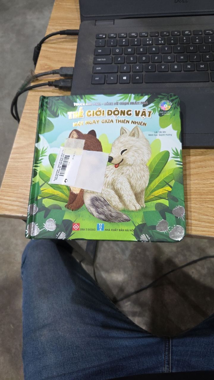 Touch And Feel - Sách Sờ Chạm Khám Phá - Thế Giới Động Vật - Một Ngày Giữa Thiên Nhiên