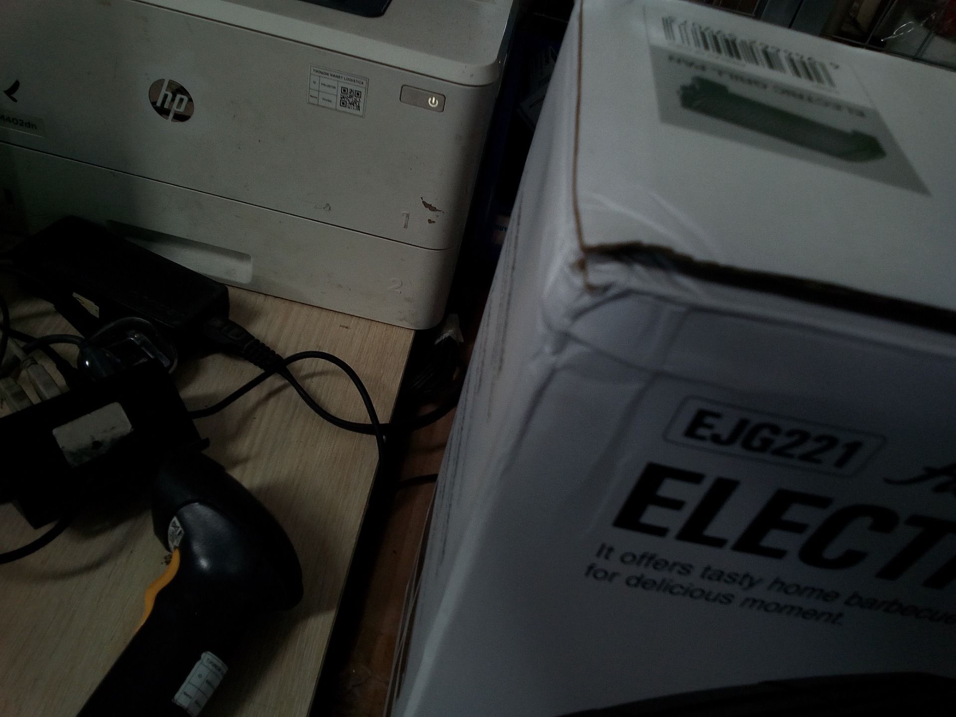 Vỉ Nướng Điện Lock Lock EJG221 (1300W) - Hàng Chính Hãng