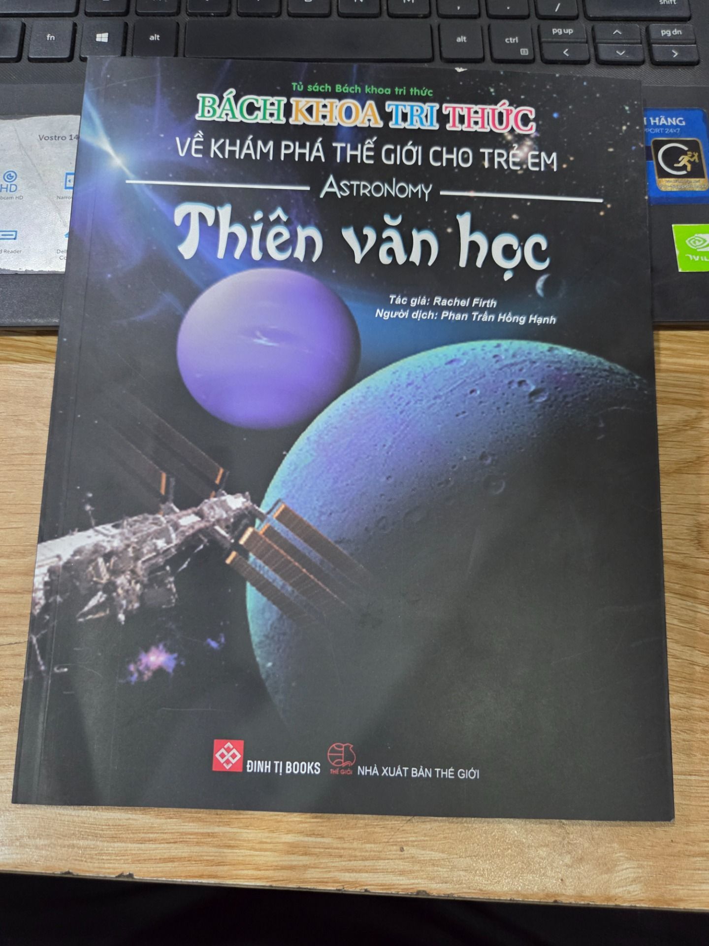 Sách Bách Khoa Tri Thức Về Khám Phá Thế Giới Cho Trẻ Em - Thiên Văn Học (Tái Bản 2018)