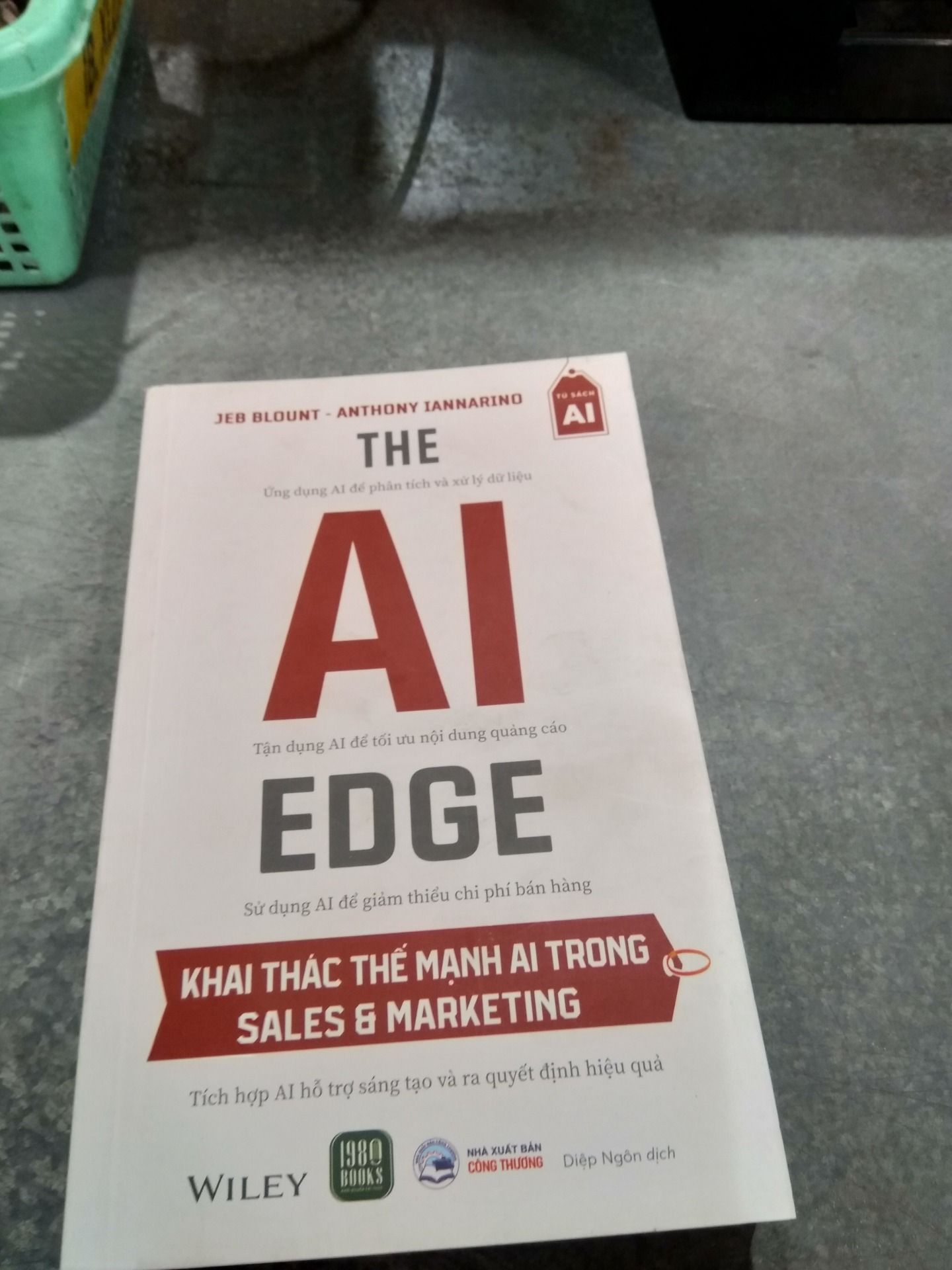 Sách The AI Edge: Khai Thác Thế Mạnh AI Trong Sales & Marketing