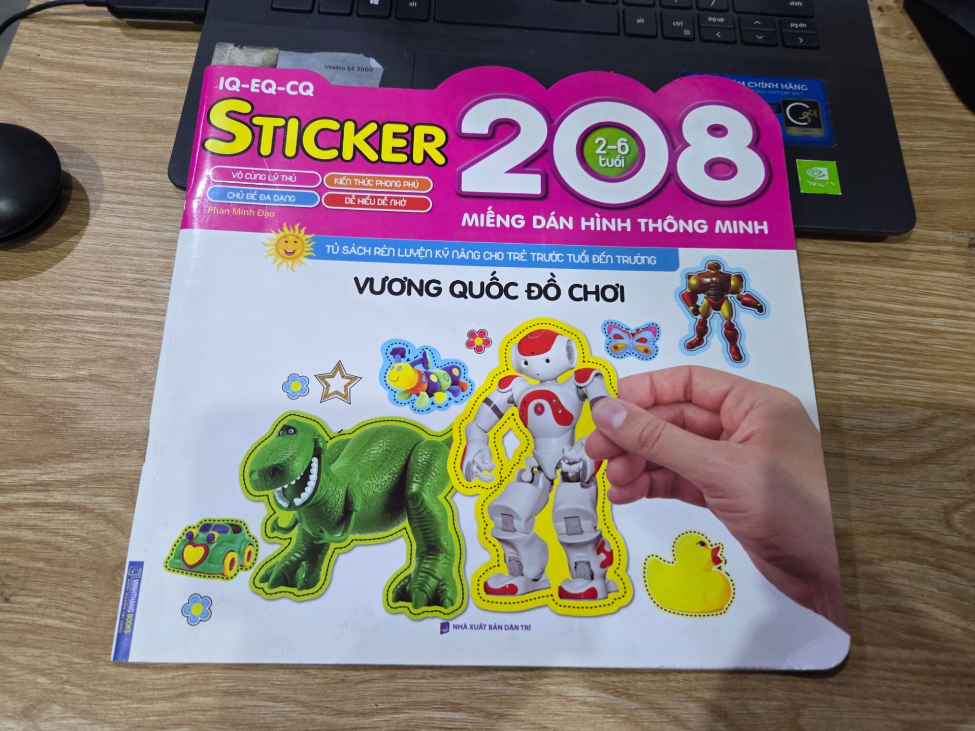 Sách Vương Quốc Đồ Chơi (208 Miếng Dán Hình Thông Minh - IQ-EQ-CQ)