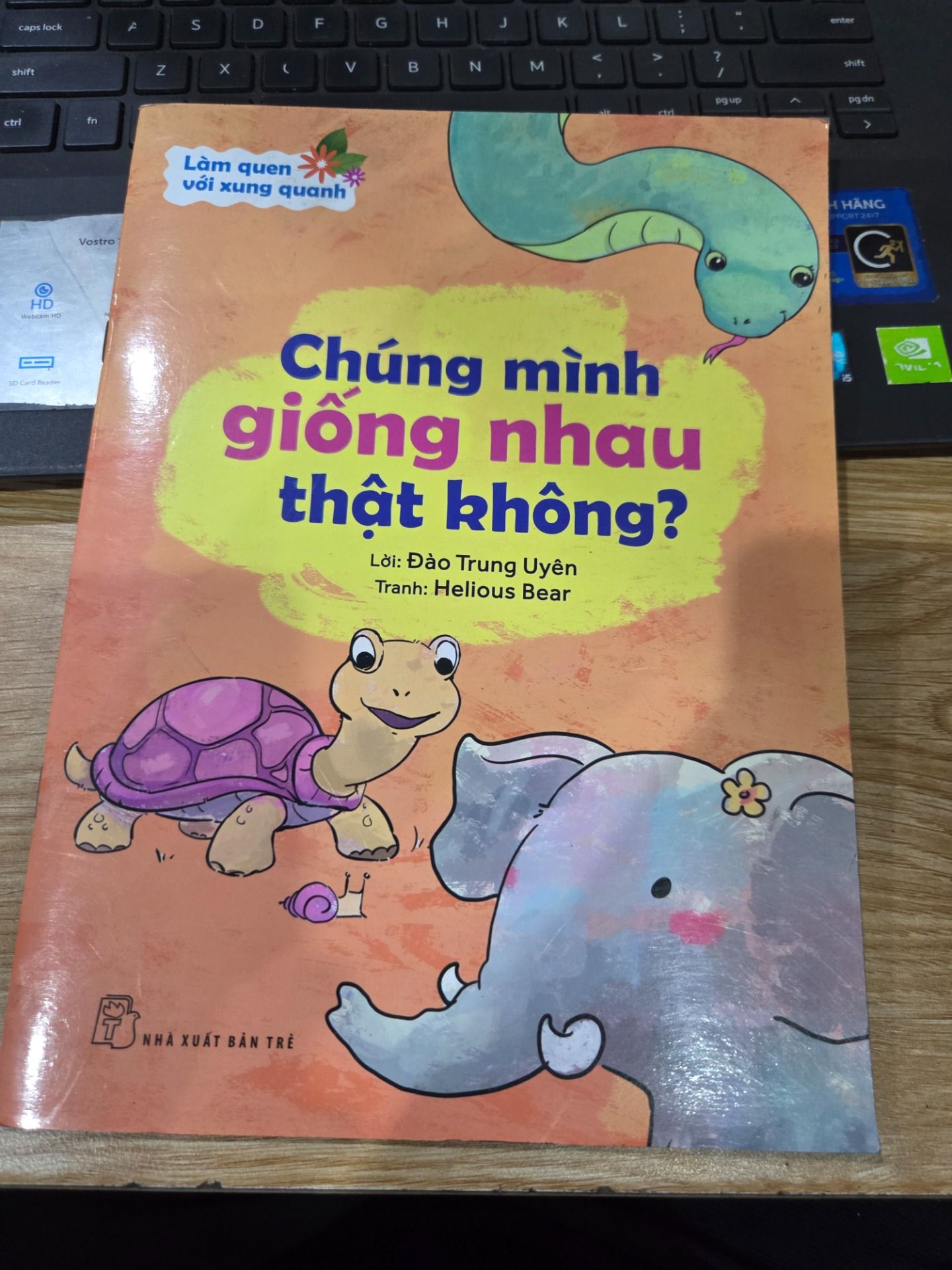 Sách Làm quen với xung quanh - Chúng mình giống nhau thật không?