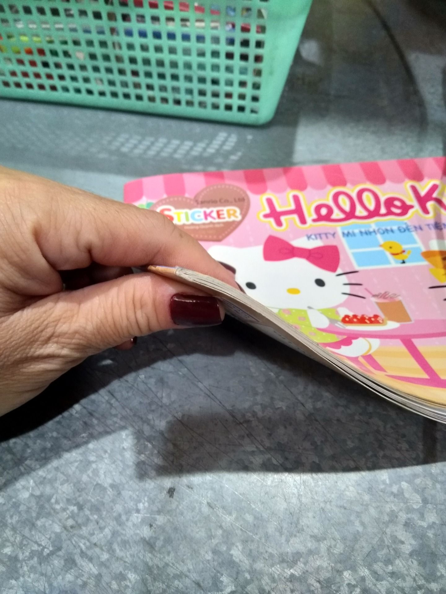 Sách Hello Kitty - Kitty Mi Nhon Đến Tiệm Ăn Ngon (3-8 Tuổi) - Tái Bản