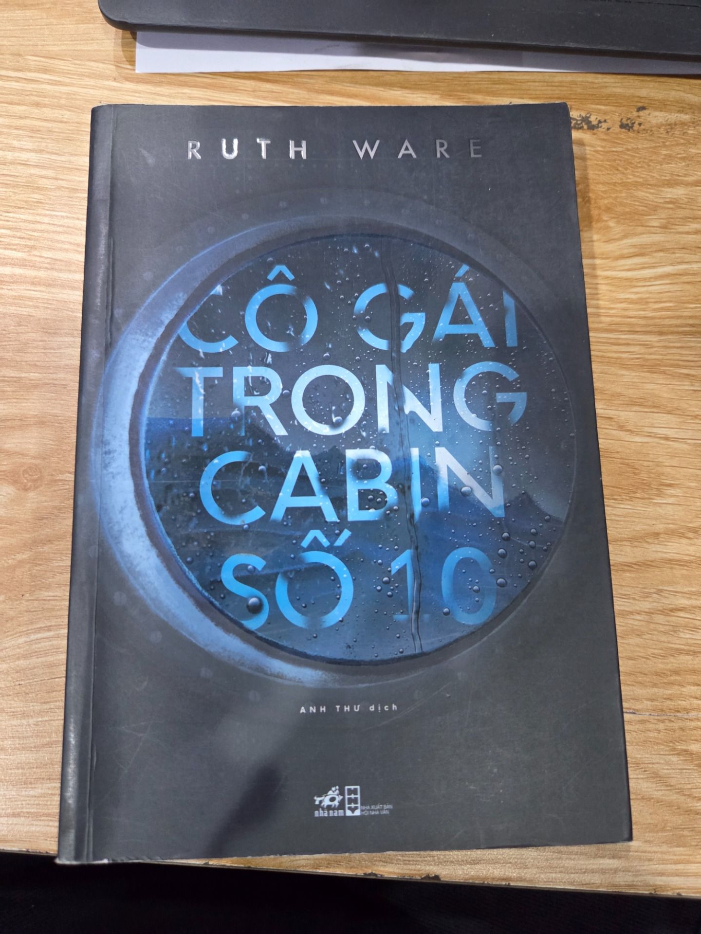 Sách Cô Gái Trong Cabin Số 10