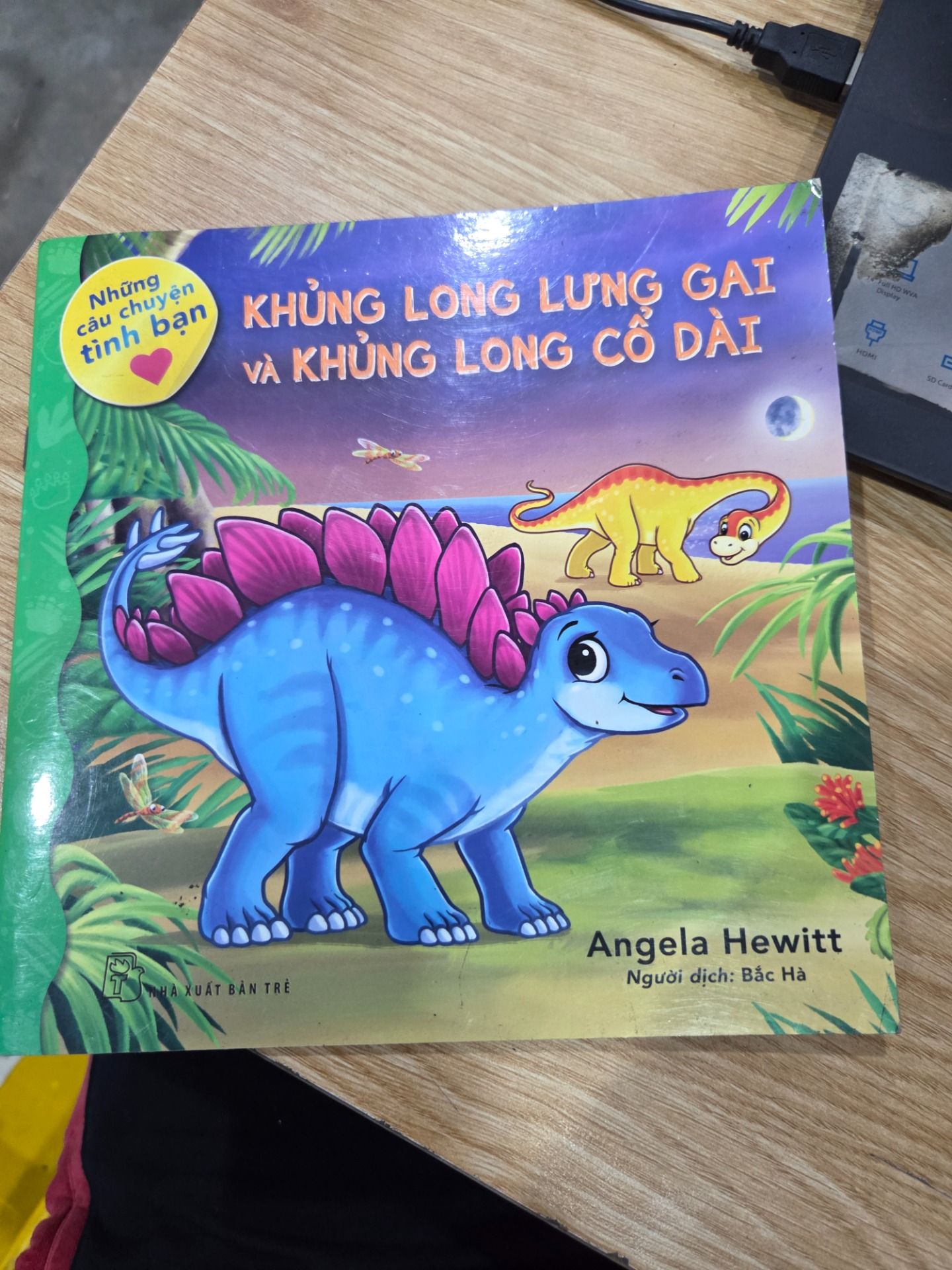 Sách Những câu chuyện tình bạn - Khủng long Lưng Gai và khủng long Cổ Dài