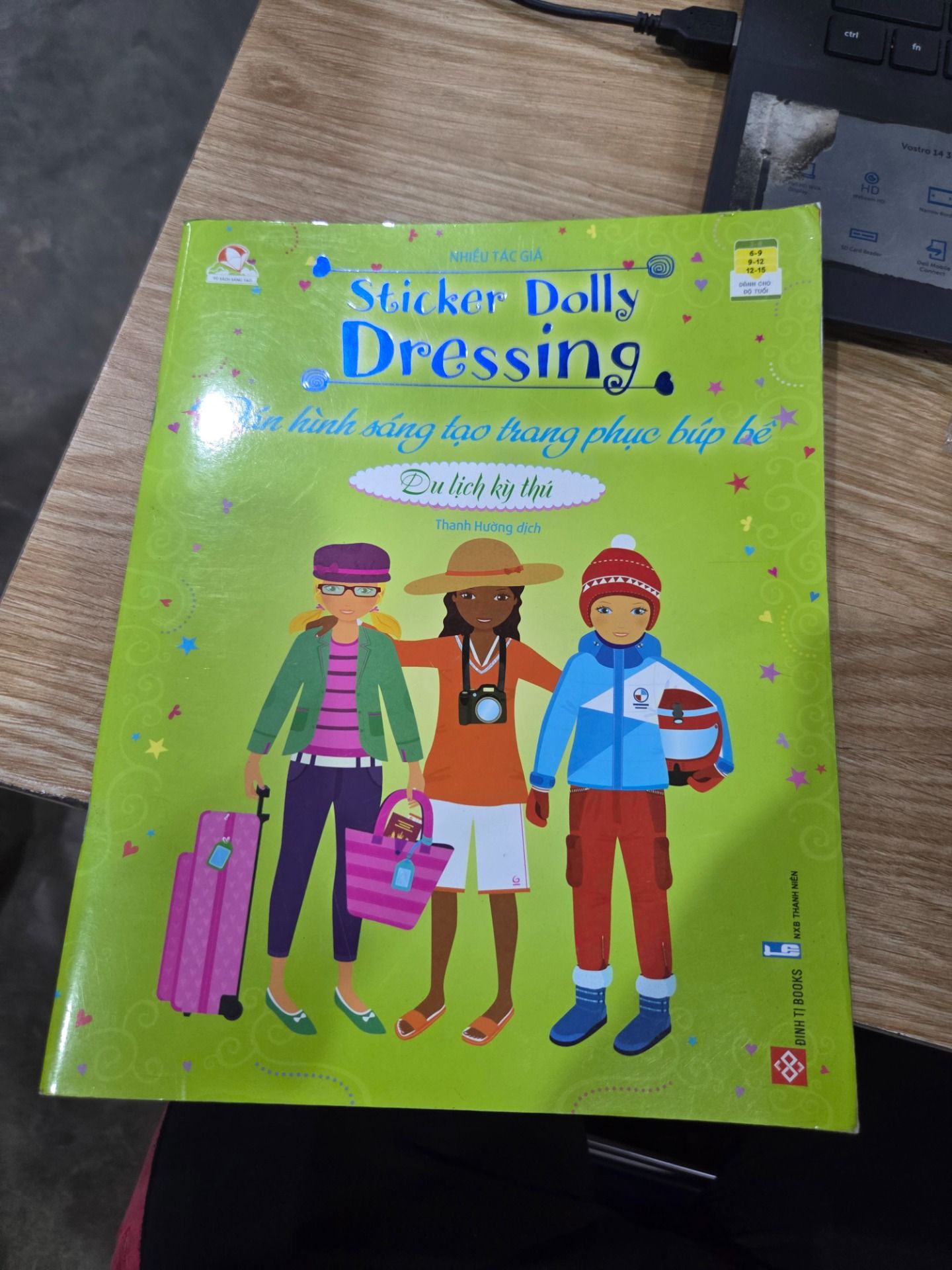 Sách Dán Hình Sáng Tạo Trang Phục Búp Bê - Du Lịch Kỳ Thú