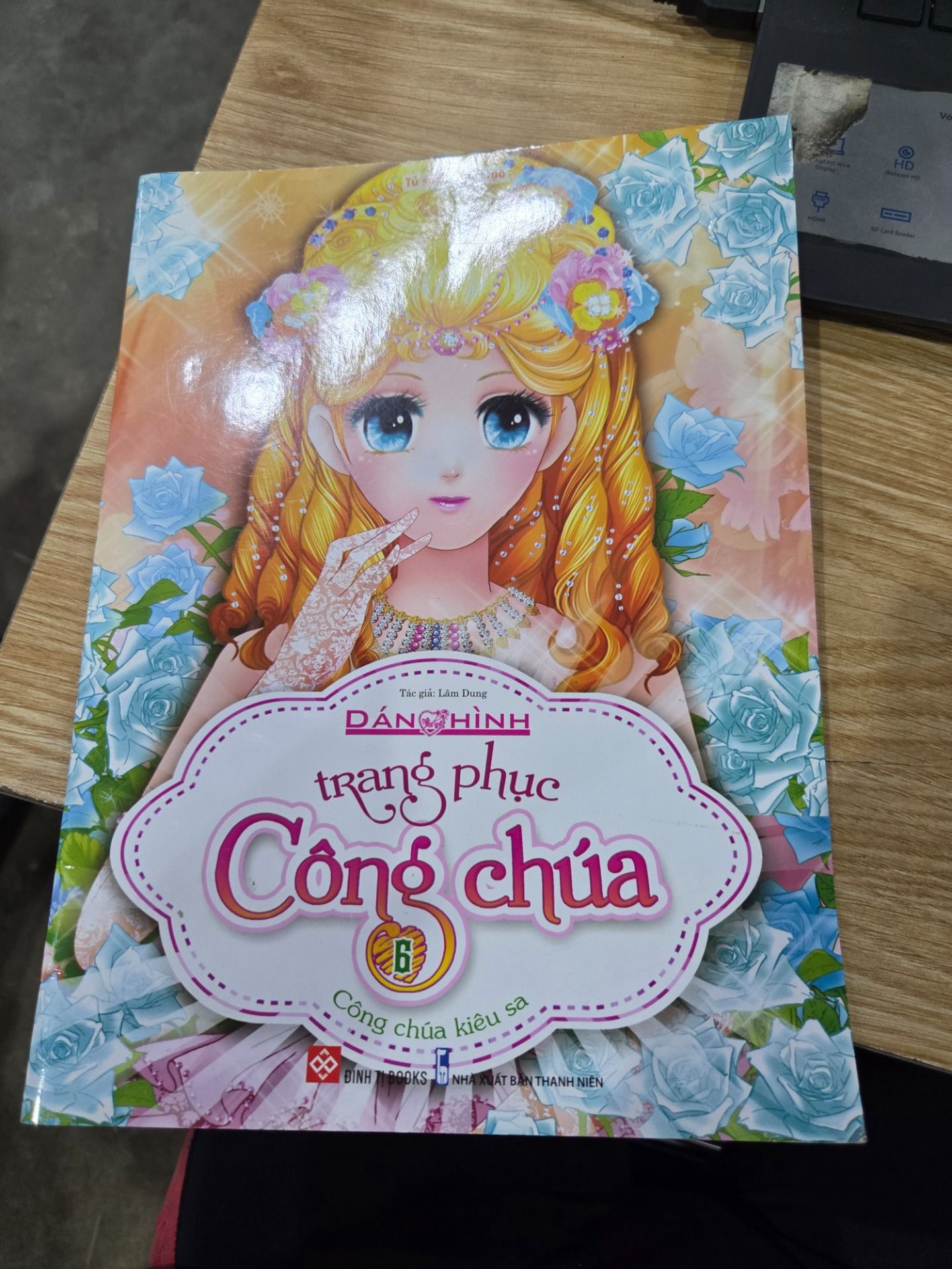 Sách Dán hình trang phục công chúa 6 - Công chúa kiêu sa 65N