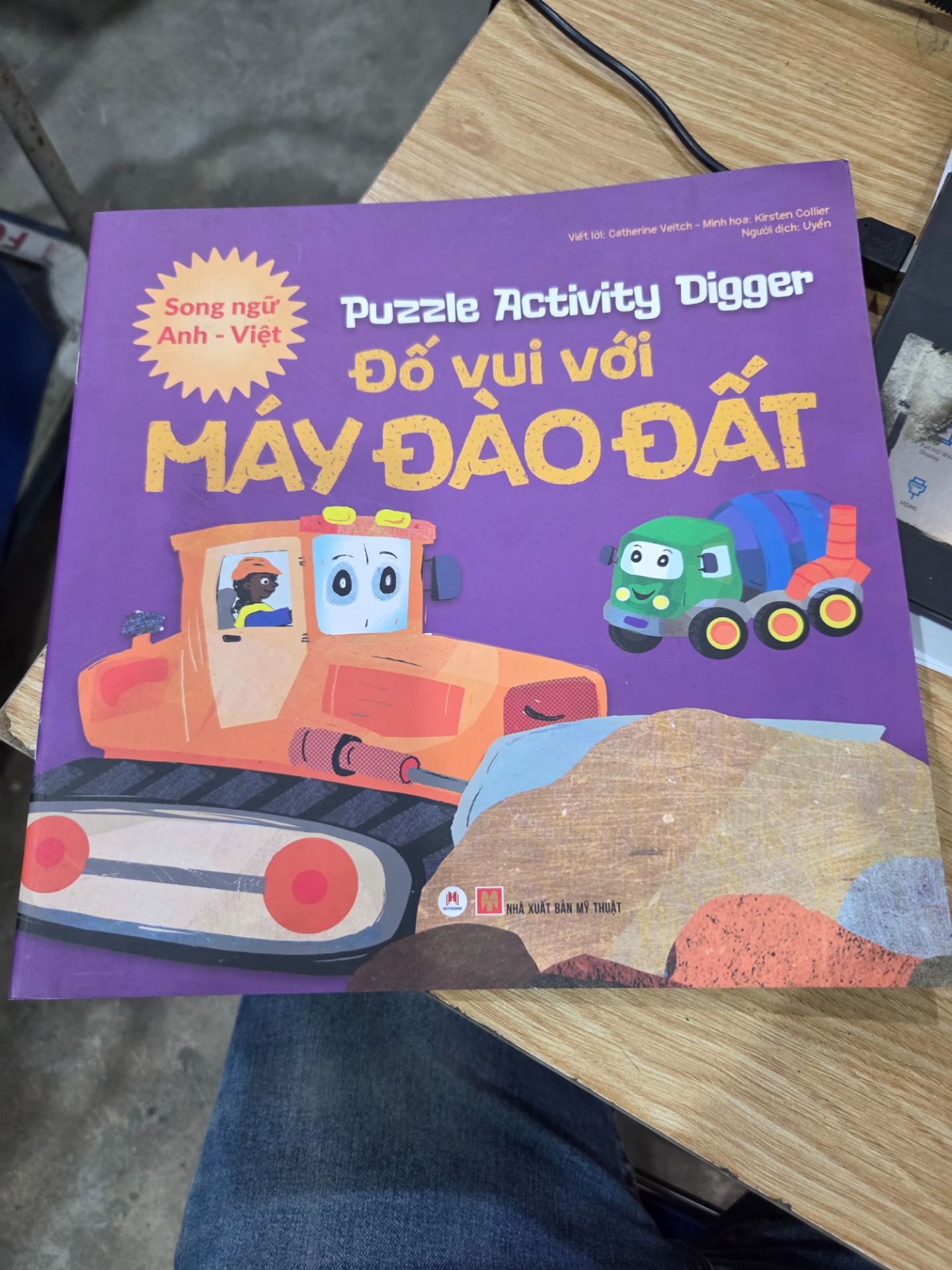 Sách Puzzle Activity - Digger: Đố Vui Với Máy Đào Đất (Song Ngữ Anh - Việt)