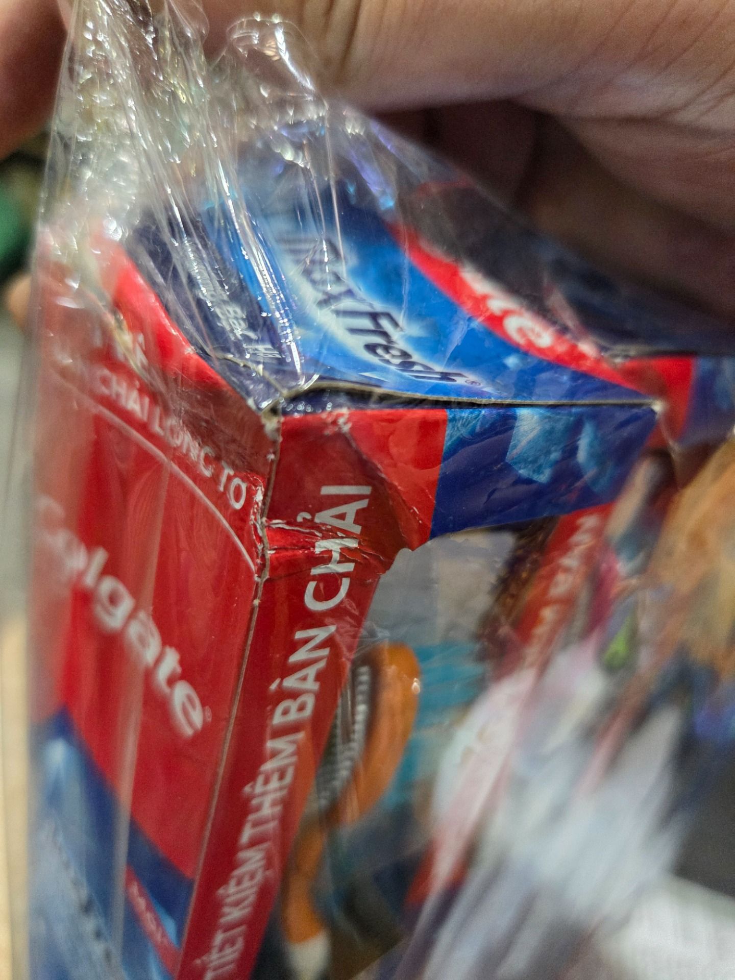 Bộ 4 Kem đánh răng Colgate bạc hà the mát Maxfresh 225g/tuýp tặng bàn chải đánh răng lông mềm