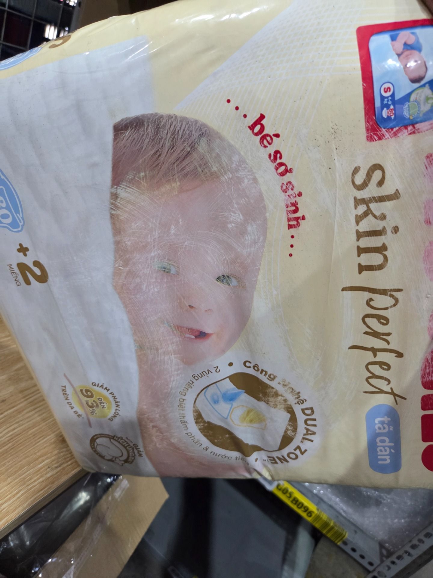 Tã/bỉm dán sơ sinh Huggies Skin Perfect S 80+2 miếng với 2 vùng thấm giảm kích ứng da