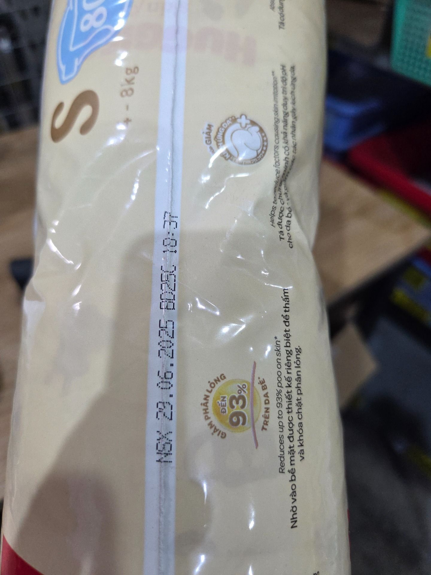 Tã/bỉm dán sơ sinh Huggies Skin Perfect S 80+2 miếng với 2 vùng thấm giảm kích ứng da