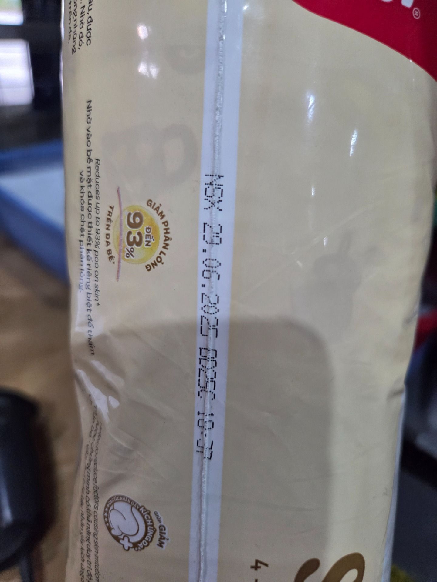 Tã/bỉm dán sơ sinh Huggies Skin Perfect S 80+2 miếng với 2 vùng thấm giảm kích ứng da