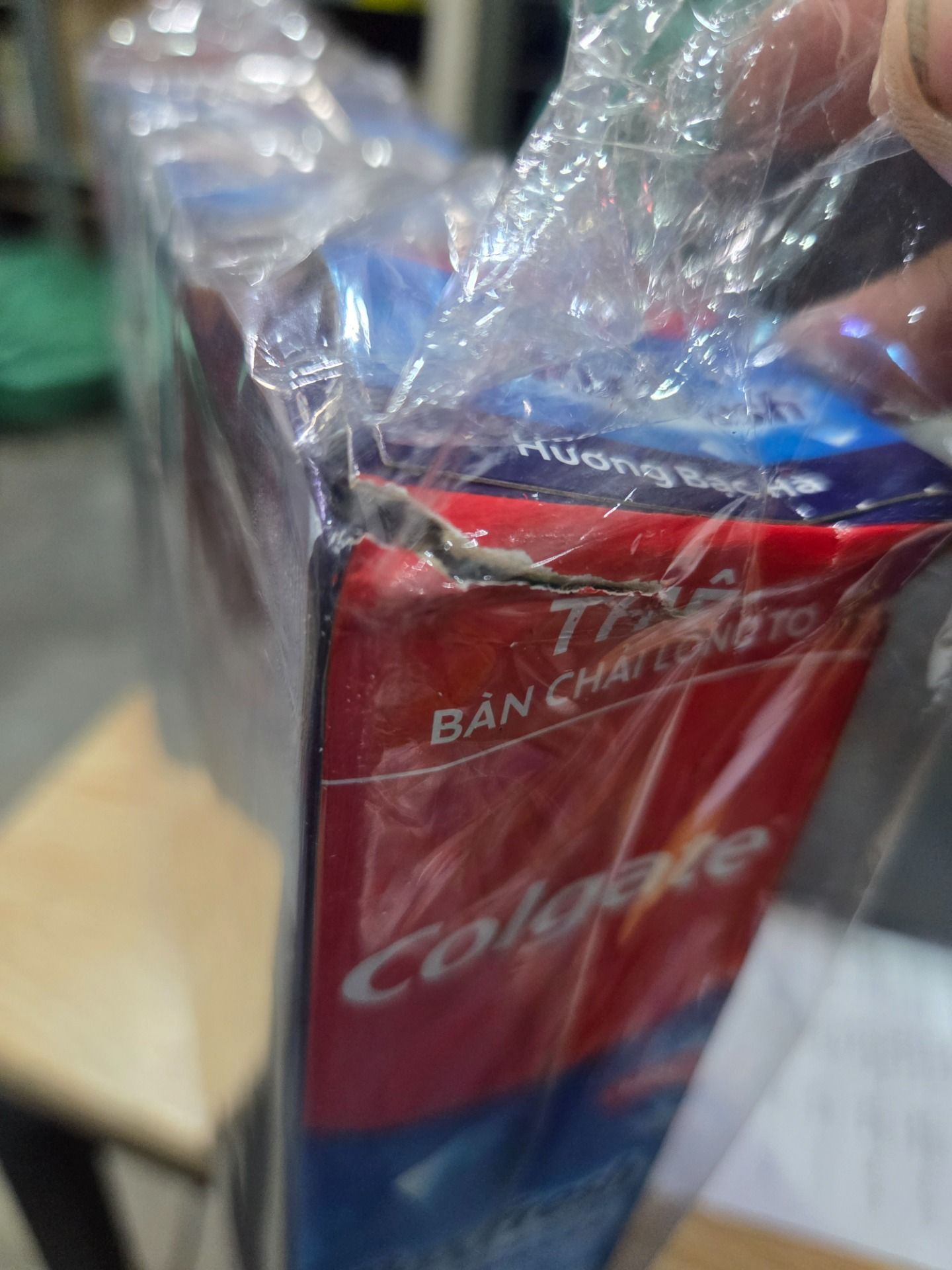 Bộ 4 Kem đánh răng Colgate bạc hà the mát Maxfresh 225g/tuýp tặng bàn chải đánh răng lông mềm