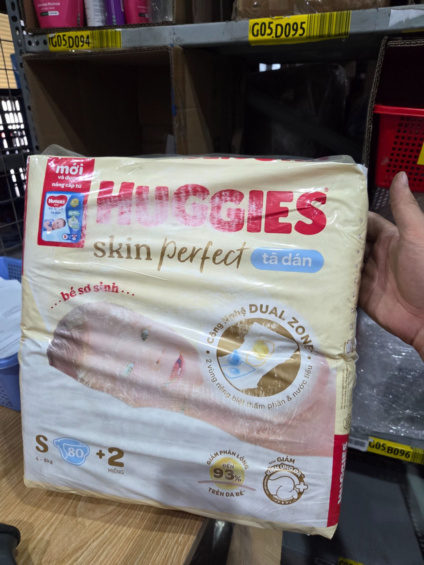 Tã/bỉm dán sơ sinh Huggies Skin Perfect S 80+2 miếng với 2 vùng thấm giảm kích ứng da