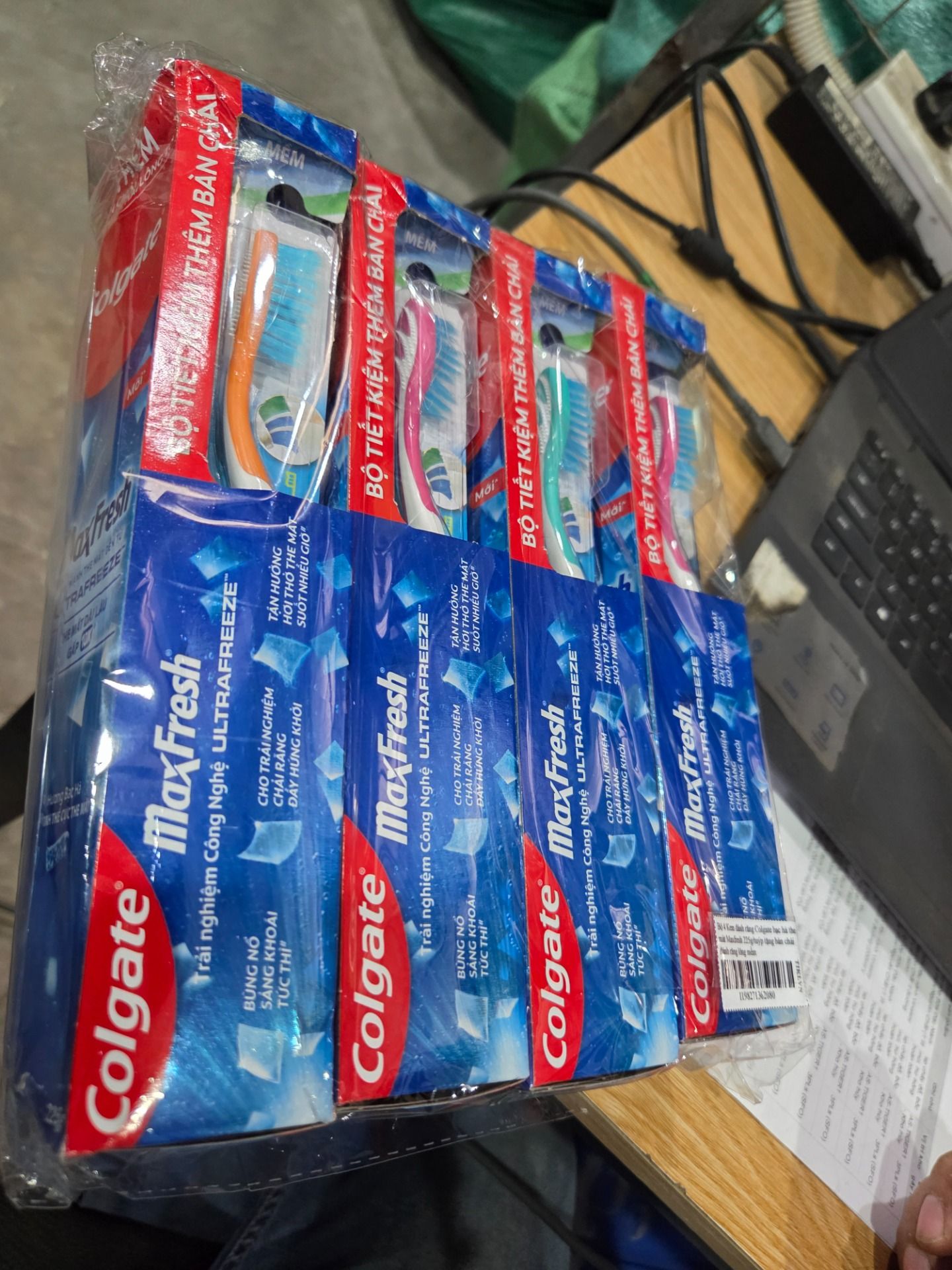 Bộ 4 Kem đánh răng Colgate bạc hà the mát Maxfresh 225g/tuýp tặng bàn chải đánh răng lông mềm