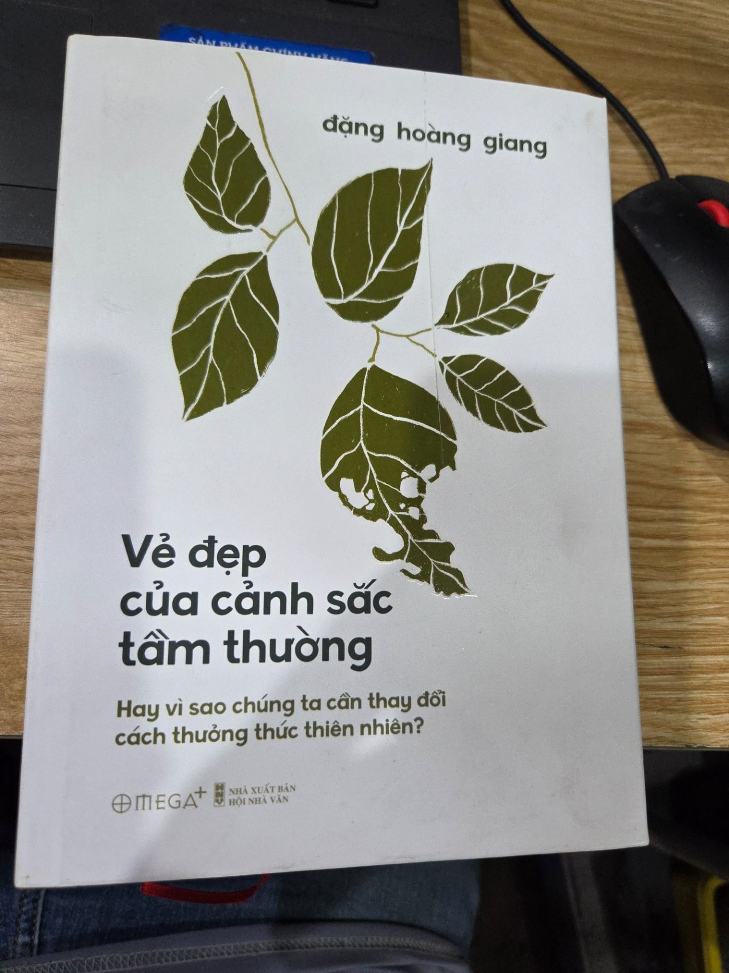 Sách Vẻ Đẹp Của Cảnh Sắc Tầm Thường - Bìa cứng