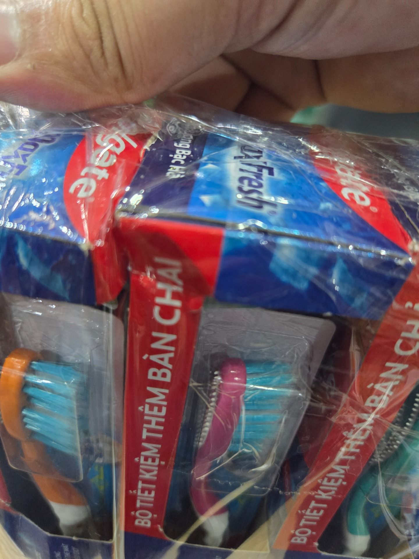 Bộ 4 Kem đánh răng Colgate bạc hà the mát Maxfresh 225g/tuýp tặng bàn chải đánh răng lông mềm