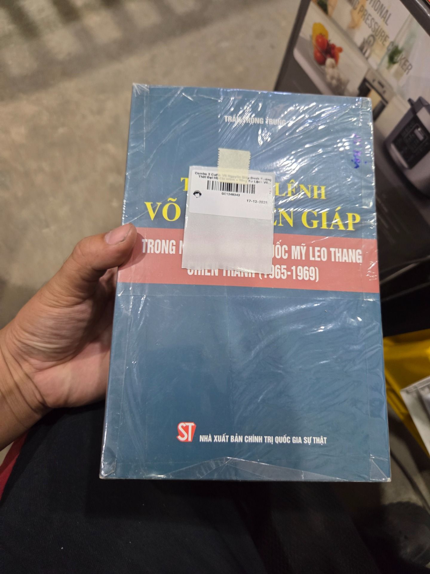 Combo 2 Cuốn: Võ Nguyên Giáp Danh Tướng Thời Đại Hồ Chí Minh + Tổng Tư Lệnh Võ Nguyên Giáp Trong Những Năm Đế Quốc Mỹ Leo Thang Chiến Tranh (1965-1969)(Tái Bản)