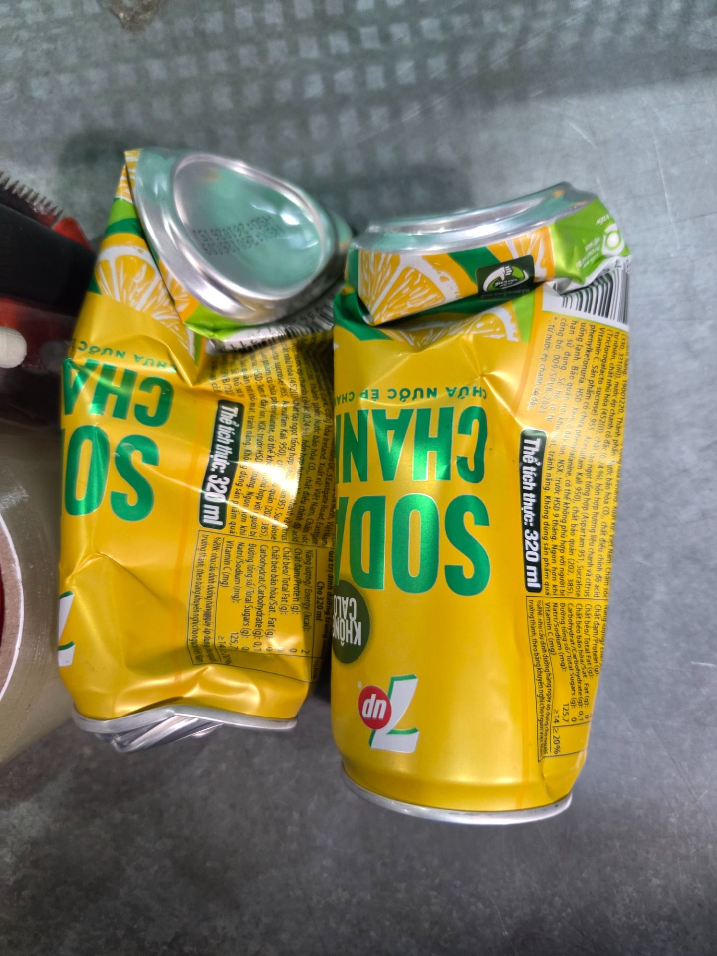 Thùng 24 Lon Nước Uống Có Gaz 7Up Soda Chanh (320ml/lon)