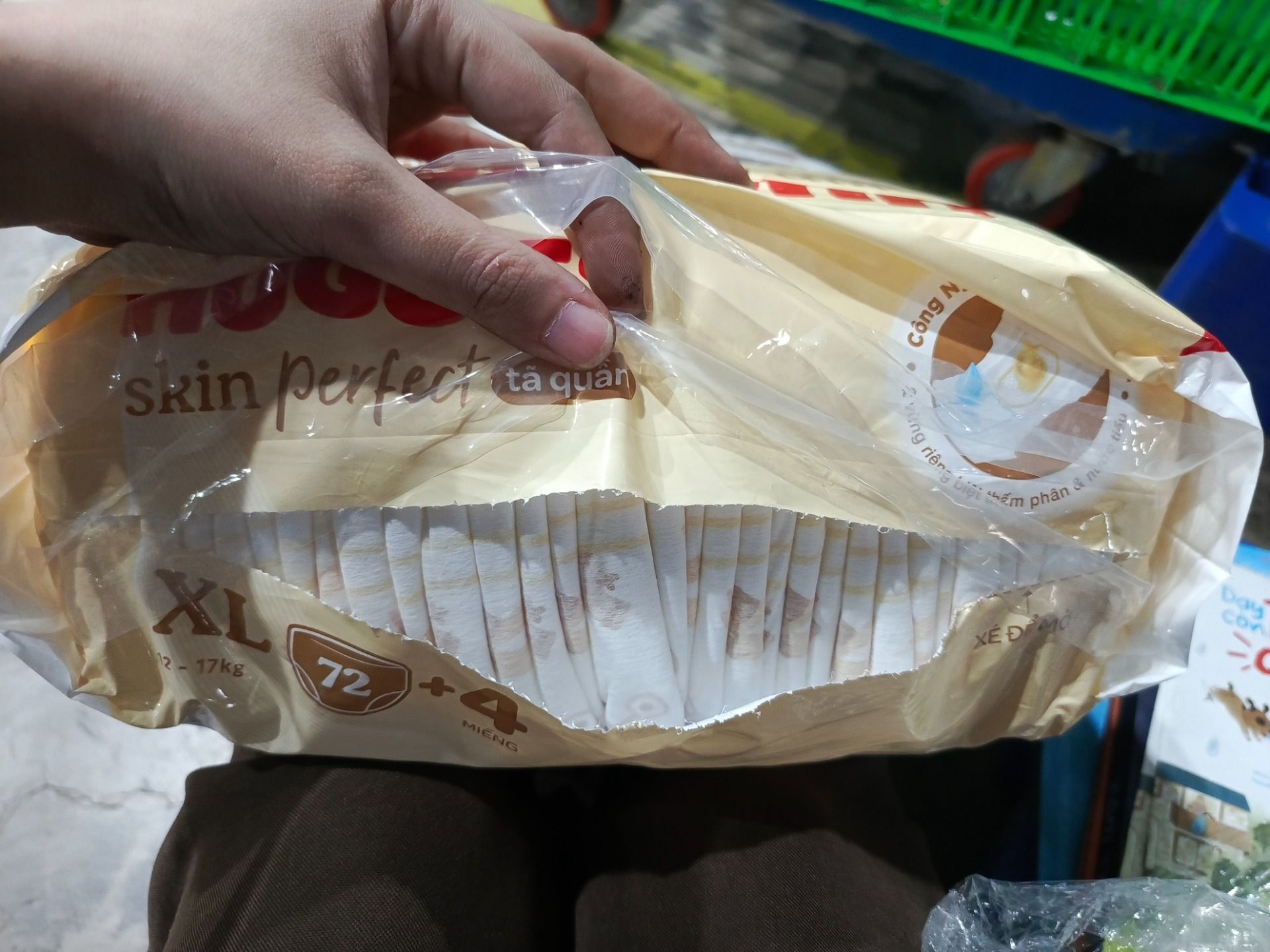 Tã quần Huggies Skin Perfect Mega Jumbo XL72+4 miếng với 2 vùng thấm giảm kích ứng da