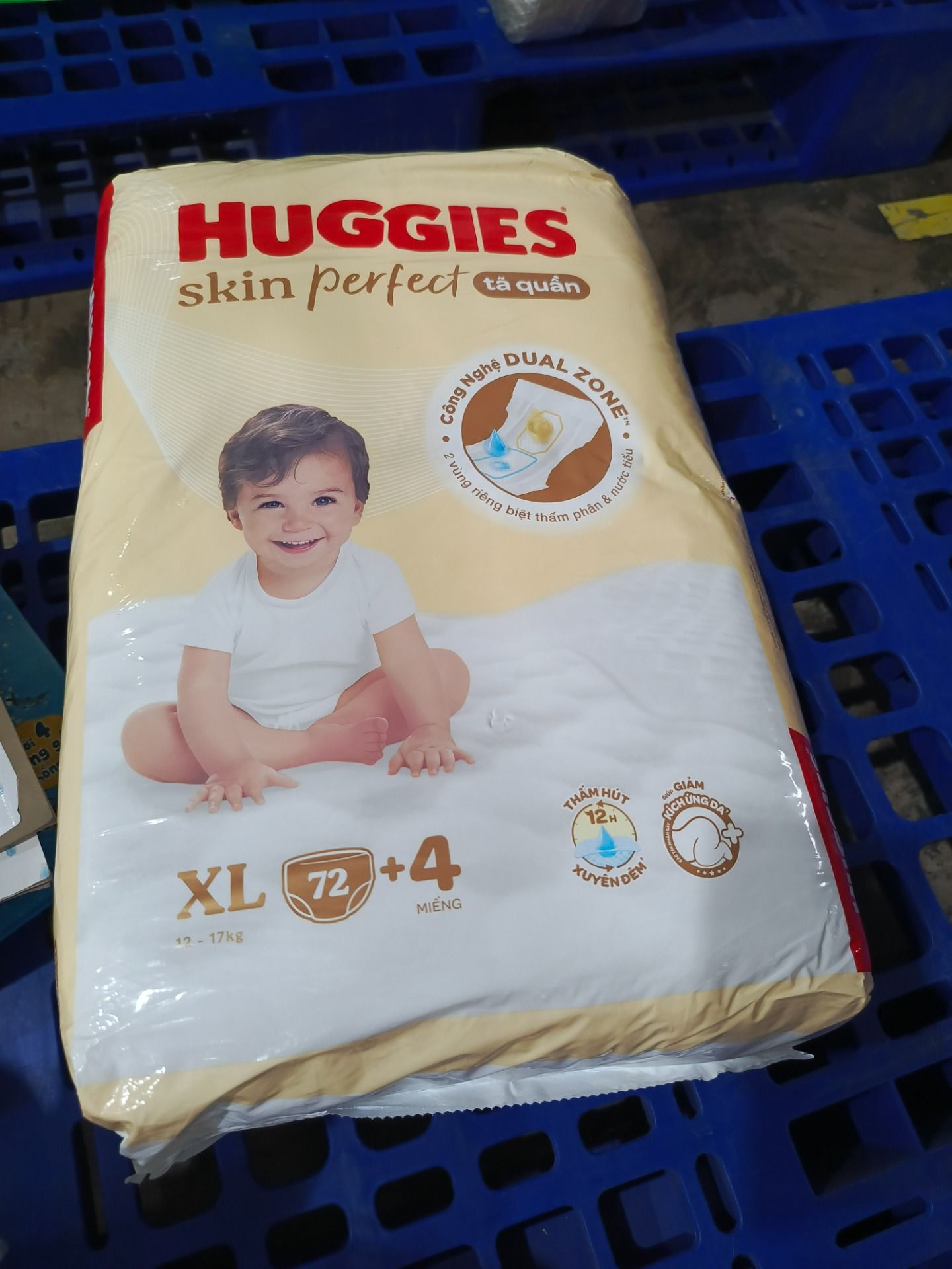 Tã quần Huggies Skin Perfect Mega Jumbo XL72+4 miếng với 2 vùng thấm giảm kích ứng da